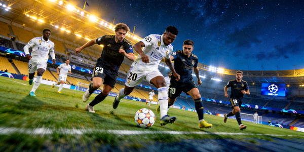 欧冠联赛足球比赛夜晚灯光下球员激烈拼抢的壮观场景