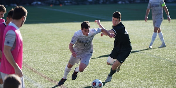 NBA篮球运动员在比赛中高高跃起扣篮的精彩动作瞬间